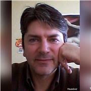 Laureato in Economia e Commercio, vecchio ordinamento, impartisce lezioni di diritto privato ed economia a studenti di scuole superiori